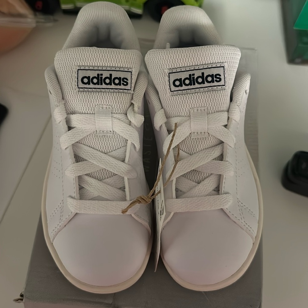 Adidas advantage K white sneakers